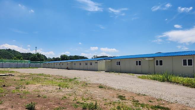 영양군 ‘선바위 교량 건설공사’ 시공사 ㈜홍성건설의 현장사무실 전경. 체불과 공사 중단이 장기화 되면서 공사 관계자들의 발길이 끊겼고 사무실은 사실상 방치 상태다. /장유수 기자
