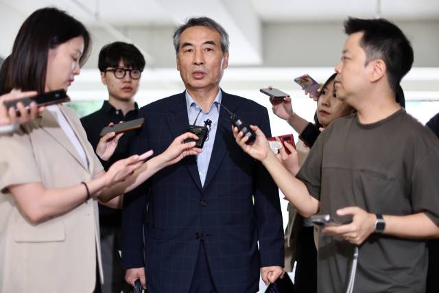 김건희 특검 민중기 특별검사가 취재진의 질문에 답하고 있는 모습