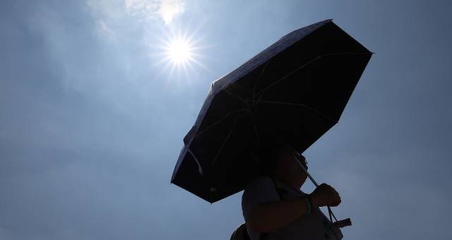 대구에 올해 첫 폭염주의보가 발령된 27일 동대구역 인근에서 한 시민이 양산을 쓰고 이동하고 있다. 연합뉴스