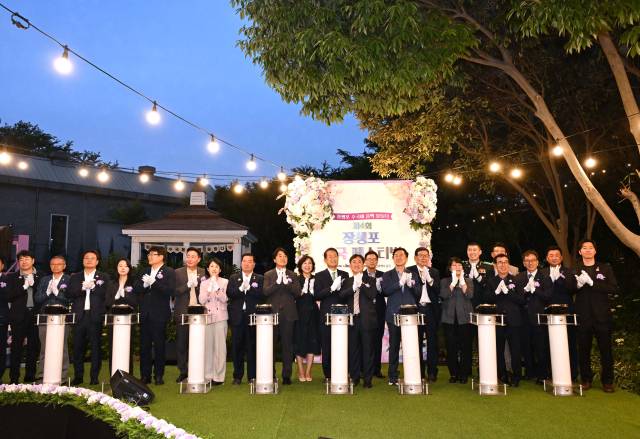 ‘제4회 장생포 수국 페스티벌’ 개막식에 참석자들이 기념촬영을 하고 있다./울산 남구청/