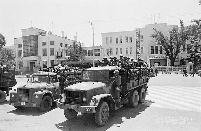 1980년 5월 전남도청 앞 광장에 계엄군들이 모여있는 모습. 5·18민주화운동기록관 제공