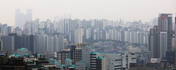 정부가 27일 발표한 가계부채 관리 강화 방안은 수도권·규제지역 주택담보대출 최대한도를 6억원으로 설정해 과도한 대출을 막고, 실수요가 아닌 경우 대출을 제한하는 데 초점을 맞췄다. 서울시 아파트 모습.(사진=연합뉴스)