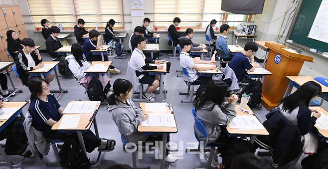 5월 전국연합학력평가가 실시된 8일 경기 수원시 효원고등학교에서 고3 학생들이 시험을 준비하고 있다.(사진=뉴시스)