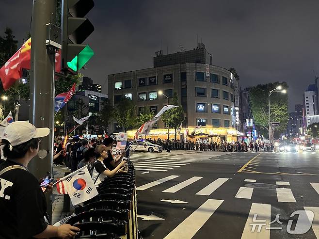 윤석열 전 대통령 지지자들이 28일 오후 서울 고검 인근 법원 삼거리에서 윤 전 대통령을 기다리고 있다. 2025.6.28/뉴스1 ⓒ News1 김종훈 기자