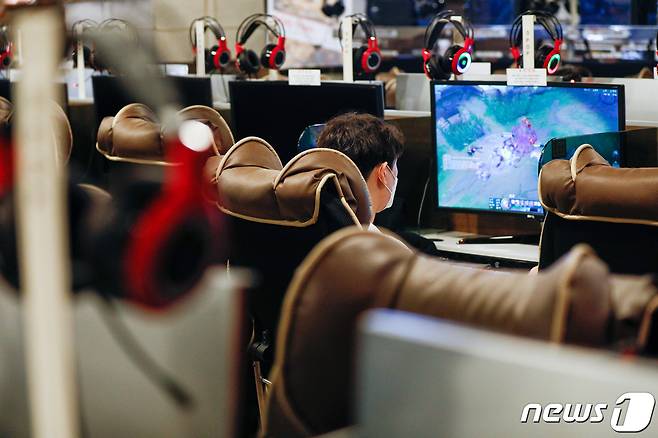 서울 성북구의 한 PC방에서 이용객 게임을 하고 있다.  2021.7.7/뉴스1 ⓒ News1 안은나 기자