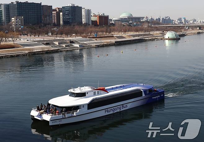 서울시가 정책으로 내놓은 수상 교통수단 한강버스가 27일 오전 서울 여의도 한강을 지나가고 있다. 2025.2.27/뉴스1 ⓒ News1 김민지 기자