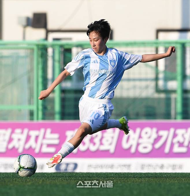 울산과학대 박수정이 23일 경남 합천에서 열린 ‘2025 스포츠케이션 명품도시 합천에서 펼쳐지는 제33회 여왕기 전국여자축구대회’ 대학부 대전대덕대와 경기에서 동료에게 패스를 하고 있다. 2025. 6. 23. 합천 | 박진업 기자 upandup@sportsseoul.com