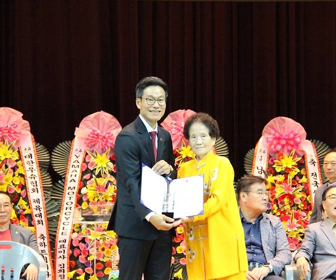 최고령 선수상을 받은 임지자 씨. 사진 | 대한우슈협회