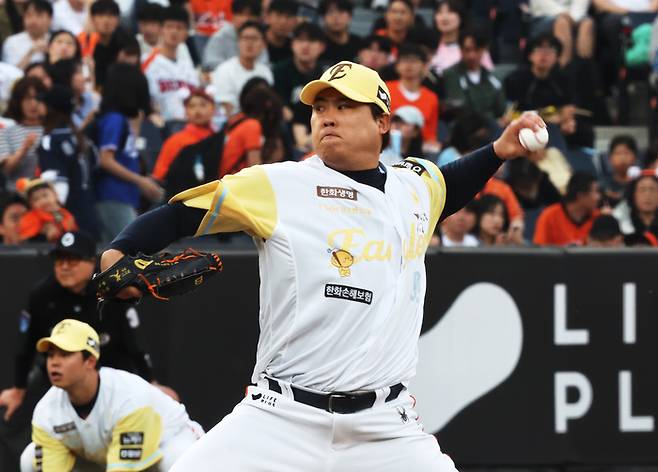 한화 류현진이 대전 한화생명 볼파크에서 열린 2025 KBO리그 두산전에 선발 등판해 역투하고 있다. 사진 | 대전=연합뉴스