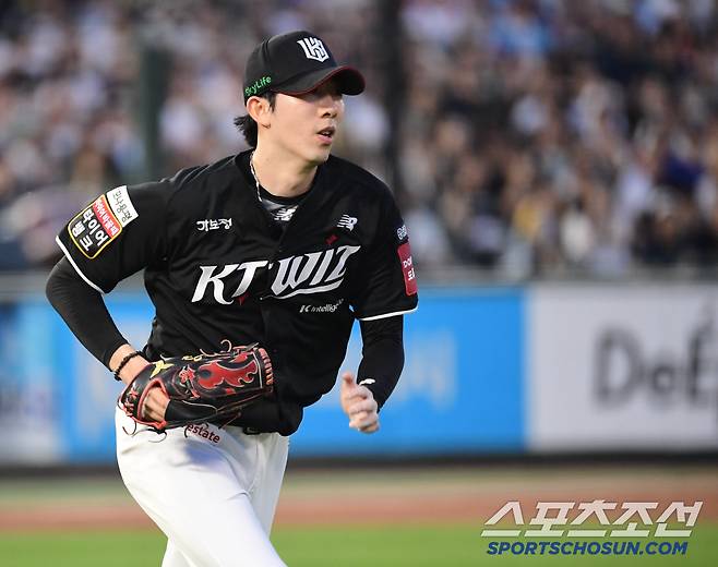 28일 부산 사직구장에서 열린 롯데와 KT의 경기. 6회 1루 백업 수비에 들어가고 있는 KT 오원석. 부산=송정헌 기자songs@sportschosun.com/2025.06.28/
