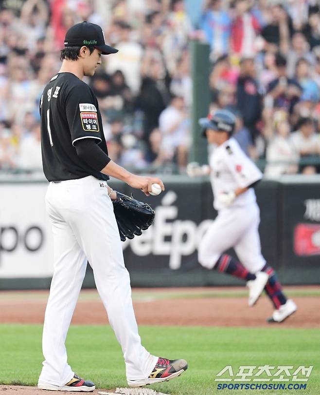 27일 부산 사직구장에서 열린 롯데와 KT의 경기. 2회말 롯데 박찬형이 KT 고영표를 상대로 솔로홈런을 날렸다. 그라운드를 돌고 있는 박찬형. 부산=송정헌 기자songs@sportschosun.com/2025.06.27/