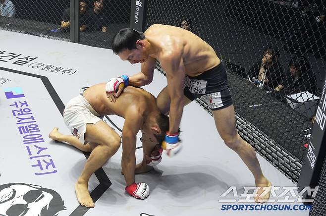 윤태영이 박시원에게 펀치를 날리고 있다. 사진제공=로드FC