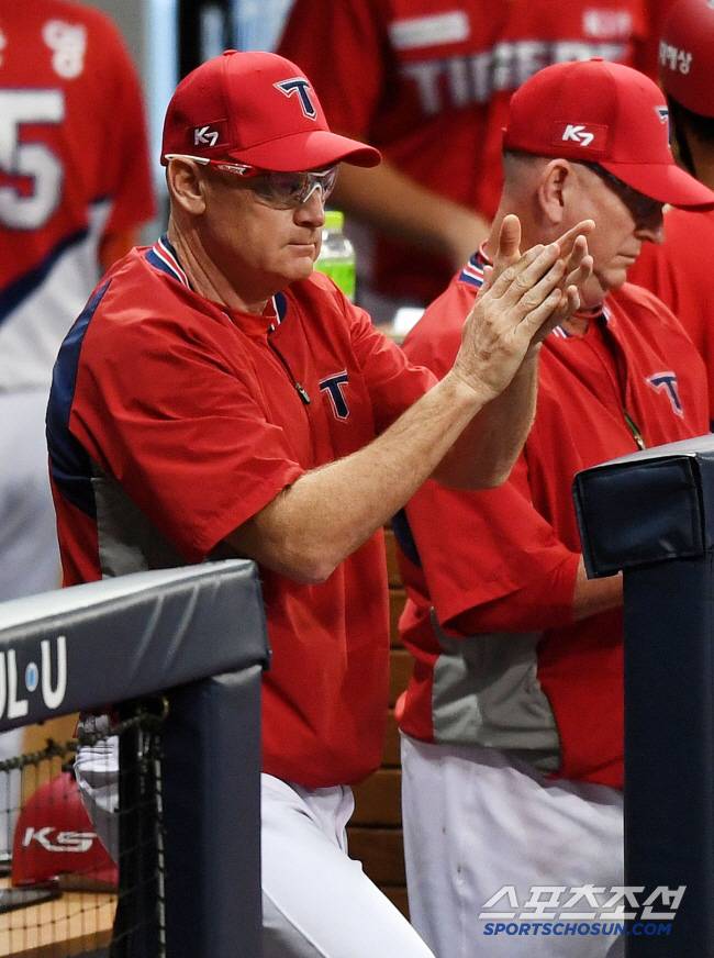 2020 KBO리그 KIA 타이거즈와 키움 히어로즈의 경기가 23일 고척 스카이돔에서 열렸다. KIA 윌리엄스 감독이 정해영이 7회 위기를 넘기자 박수를 치고 있다. 고척=정재근 기자 cjg@sportschosun.com/2020.08.23/