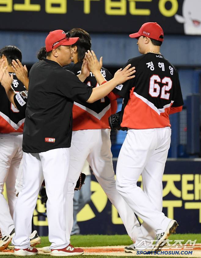 28일 잠실구장에서 열린 LG 트윈스와 KIA 타이거즈의 경기. 승리한 KIA 이범호 감독과 정해영이 기뻐하고 있다. 잠실=박재만 기자 pjm@sportschosun.com/2025.06.28/