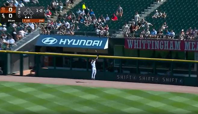 시카고 화이트삭스 우익수 오스틴 슬래이터가 29일 샌프란시스코전 2회초 수비 때 이정후의 타구를 펜스 앞에서 뛰어오르며 잡아내고 있다. 궤적으로 볼 때 슬래이터가 잡지 못했다면 펜스 상단을 직접 맞히는 최소 2루타성 타구였다. 이 특급 수비로 이정후의 슬럼프 탈출 기회도 뒤로 미뤄졌다. 

MLBTV 중계화면 캡쳐