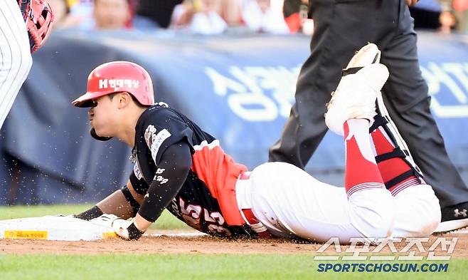 29일 잠실구장에서 열린 LG 트윈스와 KIA 타이거즈의 경기. 6회초 1사 2,3루 KIA 김석환이 적시타를 날린 뒤 3루를 향해 몸을 날리고 있다. 잠실=박재만 기자 pjm@sportschosun.com/2025.06.29/
