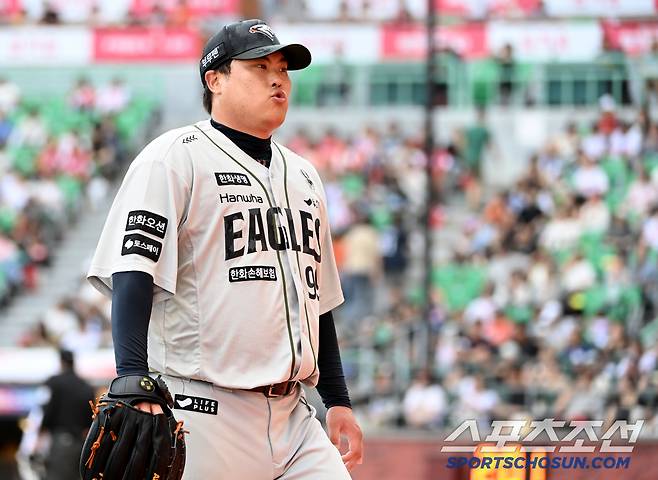 29일 인천SSG랜더스필드에서 열린 한화와 SSG의 경기, 4회말 2사 만루 위기를 무실점으로 마친 류현진이 더그아웃으로 향하고 있다. 인천=허상욱 기자wook@sportschosun.com/2025.06.29/