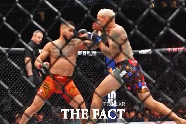 일리아 토푸리아(왼쪽)가 29일(한국시간) 미국 네바다주 라스베이거스 T-모바일 아레나에서 열린 UFC 317 메인 이벤트 라이트급 타이틀전에 출전해 찰스 올리베이라와 타격전을 벌이고 있다. /UFC