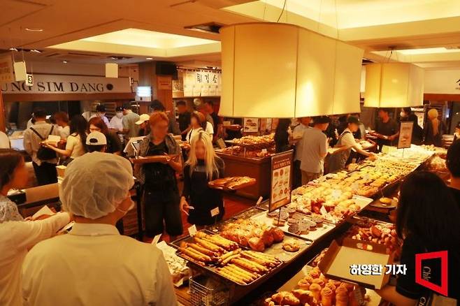 대전의 대표 명소가 된 성심당에서 고객들이 빵을 고르고 있다. 허영한 기자