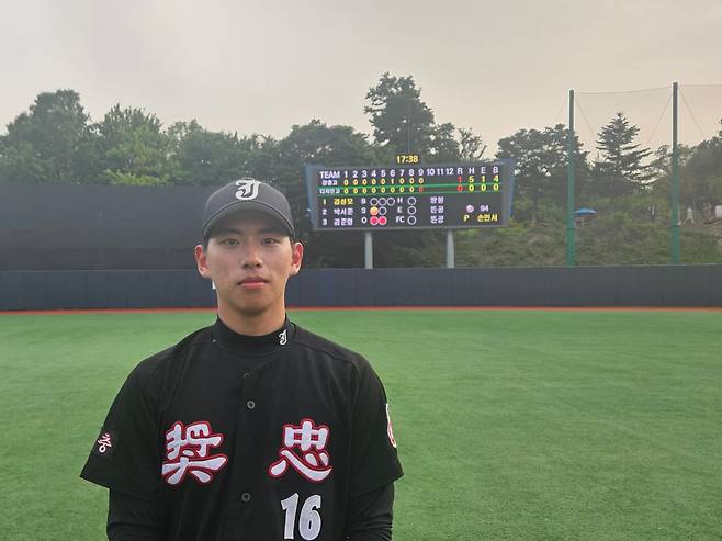 장충고 3학년 오른손 투수 손민서가 지난달 31일 서울 신월야구장에서 열린 2025 고교야구 주말리그 후반기 서울디자인고와의 경기에 선발 등판해 9이닝 동안 28타자를 상대하며 안타를 한 개도 내주지 않고 실점 없이 막는 노히트 노런 투구를 했다. 사사구도 내주지 않고, 야수 실책으로만 주자 1명을 내보냈다. 삼진은 10개 잡았다. /대한야구소프트볼협회