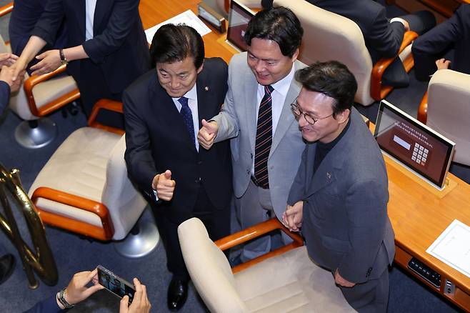 김현정(가운데) 더불어민주당 원내대변인이 지난 26일 국회 본회의장에서 이재명 대통령의 시정연설에 앞서 김민석(오른쪽) 국무총리 후보자, 정동영 통일부 장관 후보자와 기념 사진을 찍고 있다. /남강호 기자