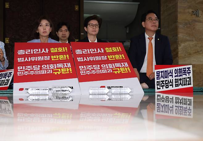 송언석(맨 오른쪽) 국민의힘 원내대표가 지난 27일 국회 본회의장 앞에서 이재명 대통령의 김민석 국무총리 후보자 지명 철회 등을 요구하는 농성을 하고 있다. 왼쪽부터 나경원·박성훈·서명옥 의원, 송 원내대표. /뉴시스