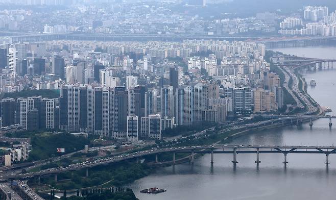 29일 서울 송파구 서울스카이전망대에서 바라본 강남구 아파트 단지 모습. /뉴스1