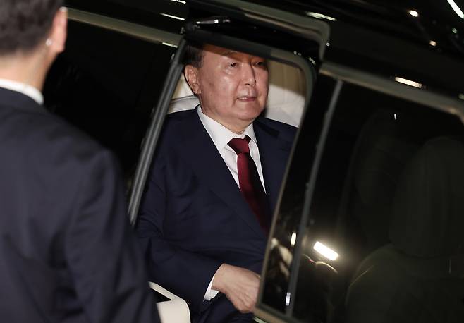 윤석열 전 대통령이 29일 새벽 서울 서초구 서울고등검찰청 청사에 마련된 내란특검 사무실에서 피의자 신분으로 조사를 마친 뒤 귀가하고 있다.  /뉴스1