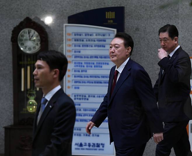 윤석열 전 대통령이 29일 새벽 서울 서초구 서울고등검찰청 청사에 마련된 내란특검 사무실에서 피의자 신분으로 조사를 마친 뒤 귀가하고 있다./뉴스1