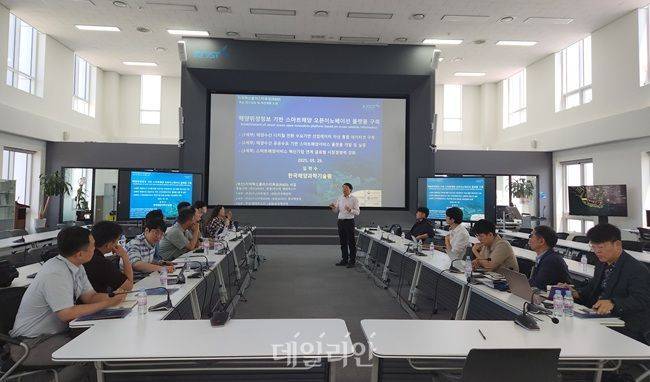 임학수 한국해양과학기술원(KIOST) 책임연구원이 지역 기업인들을 대상으로 '해양위성정보 기반 스마트해양 오픈플랫폼'에 관해 설명을 하고 있다. ⓒ한국해양과학기술원