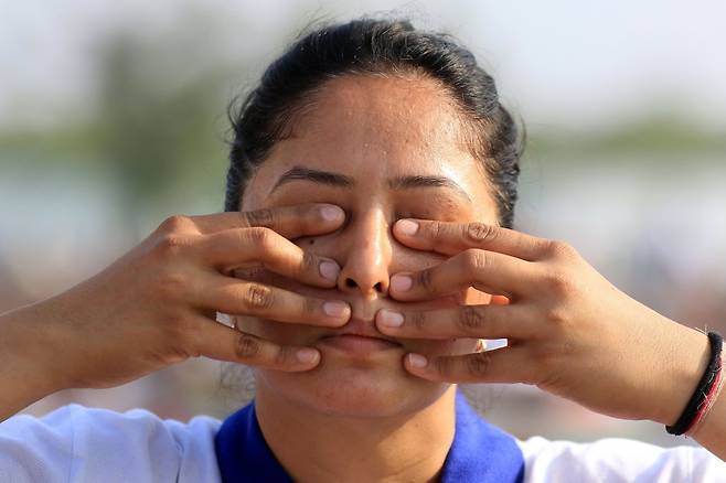 SNS에서 인기를 끄는 ‘얼굴 요가’가 실제로 얼굴 탄력과 윤곽 개선에 효과가 있다는 전문가 분석이 나왔다. 과장된 표정을 반복하거나 얼굴을 손으로 마사지하며 얼굴 근육을 자극하는 방식으로, 피부 아래 구조를 지탱하고 림프 순환 개선에도 도움을 줄 수 있다는 설명이다. 특히 볼 부위에서는 근육 반응이 커, 일부 실험에서 변화가 관찰됐지만 꾸준한 실천이 필요하다는 조언도 함께 나왔다. 얼굴 긴장 완화와 자각 훈련 측면에서도 긍정적 평가가 이어지고 있다. (사진=게티이미지)