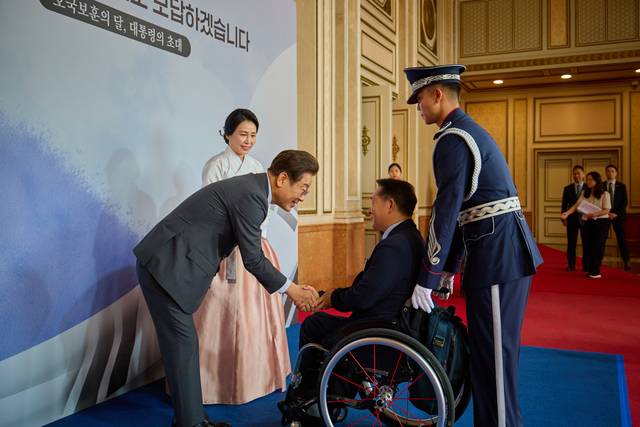 이재명 대통령 SNS에 28일 올라온 사진. 이재명 대통령과 김혜경 여사가 지난 27일 청와대 영빈관에서 ‘호국 보훈의 달, 대통령의 초대’ 행사에 참석한 국가유공자를 영접하고 있다. 이재명 대통령 SNS.
