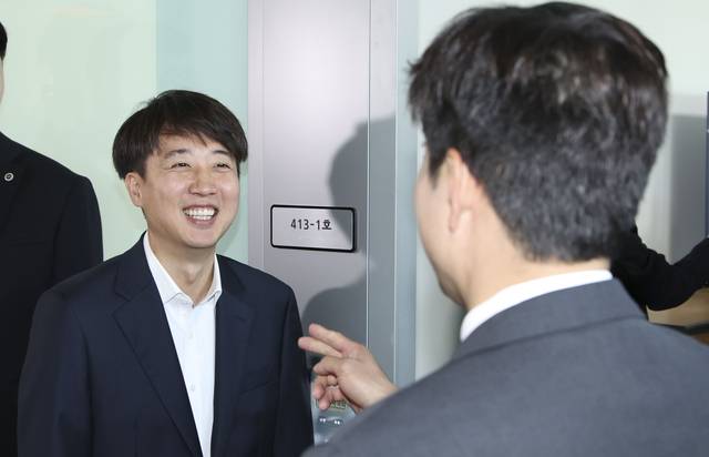 이준석 개혁신당 의원이 지난 6월12일 국회 소통관에서 열린 ‘한미의원연맹 현판식’에 참석해 김용태 국민의힘 비상대책위원장과 인사를 나누고 있다.<공동취재·연합뉴스>