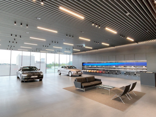 제네시스 제네시스 청주 4층에 전시된 차량과 CMF(컬러·소재·마감) 존. 장우진 기자