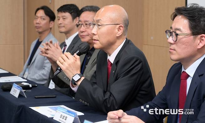 한국환경경영학회와 국가녹색기술연구소, 한국환경연구원, SDX재단이 주최한 '2025 한국환경경영학회 탄소경영 및 전략심포지엄'이 25일 서울 강남구 한국과학기술회관에서 열렸다. 좌장을 맡은 이상협 국가녹색기술연구소장(오른쪽 두번째) 주재로 패널 토론이 열리고 있다. 김민수기자 mskim@etnews.com