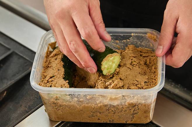 조광효 셰프가 쌀겨절임피클을 만들기 위해 조리하고 있다. 염서정 스튜디오 어댑터