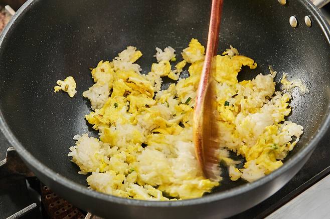 조광효 셰프가 감자칩볶음밥을 만들기 위해 조리하고 있다. 염서정 스튜디오 어댑터