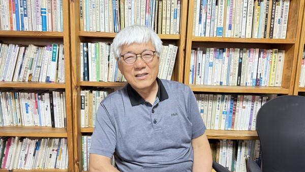 정대호 시인이 인터뷰 뒤 사진을 찍고 있다. 강성만 선임기자