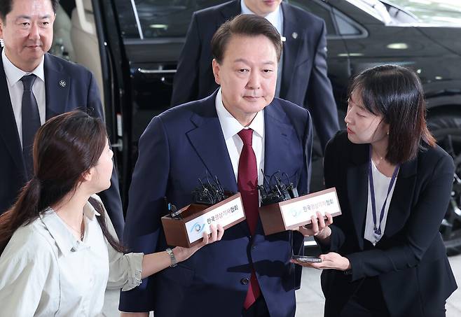 윤석열 전 대통령이 28일 오전 서울 서초구 서울고검 청사에 마련된 내란특검에 피의자 신분으로 첫 출석하고 있다. 공동취재사진