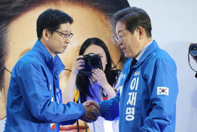 이재명 더불어민주당 대통령 후보와 총괄선대위원장인 김경수 전 경남지사가 지난달 13일 오후 울산 남구 롯데백화점 울산점 광장에서 열린 울산 유세에 참석해 인사를 나누고 있다. 공동취재사진