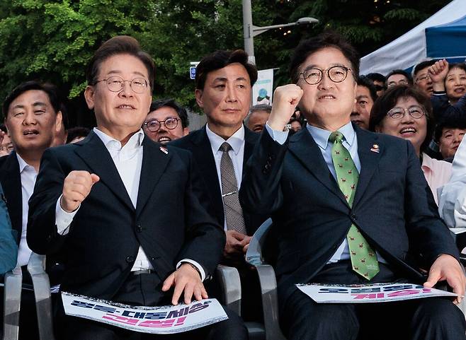 2025년 5월17일 오후 광주 금남로에서 열린 5·18민주화운동 전야제에서 이재명 당시 더불어민주당 대통령 후보와 나란히 앉아 ‘임을 위한 행진곡’을 부르고 있는 우원식 국회의장. 공동취재사진