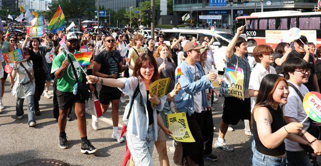 14일 서울 중구 을지로 일대에서 열린 제26회 서울퀴어문화축제의 참가자들이 퀴어퍼레이드를 하고 있다. 뉴시스