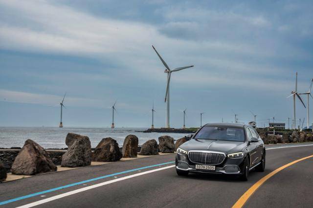 제주 해안도로를 달리는 메르세데스-마이바흐 S 680. 메르세데스-벤츠 코리아 제공