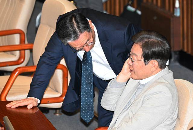 이재명 대통령이 4월 14일 더불어민주당 대선 경선이 한창이던 당시 국회 본회의장에서 정성호 민주당 의원과 대화하고 있다. 고영권 기자