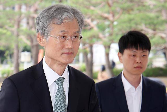 조희대(왼쪽) 대법원장이 9일 서울 서초구 대법원으로 출근하고 있다. 뉴스1