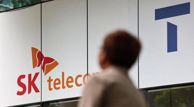 과학기술정보통신부가 SK텔레콤 해킹 사태 관련 민관합동조사단 조사 결과를 30일까지 완료할 방침이다. 29일 서울 시내 한 SK텔레콤 대리점. 뉴스1