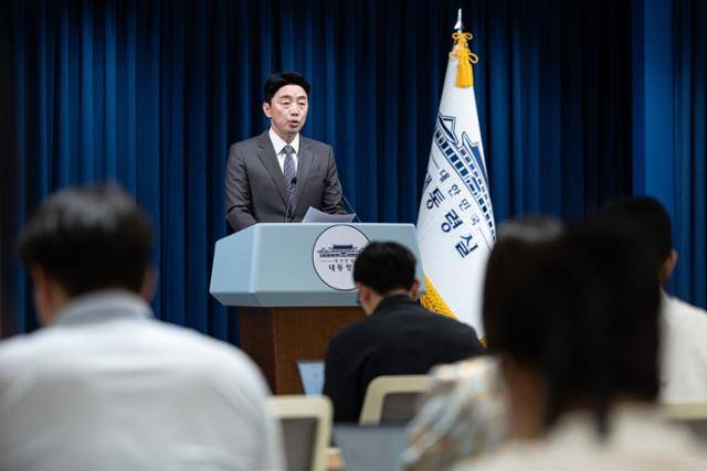 강훈식 대통령 비서실장이 29일 서울 용산구 대통령실 청사에서 기획재정부·교육부·산업통상자원부·법무부·행정안전부·보건복지부 등 6개 부처 장관 인사 관련 브리핑을 하고 있다. 뉴스1