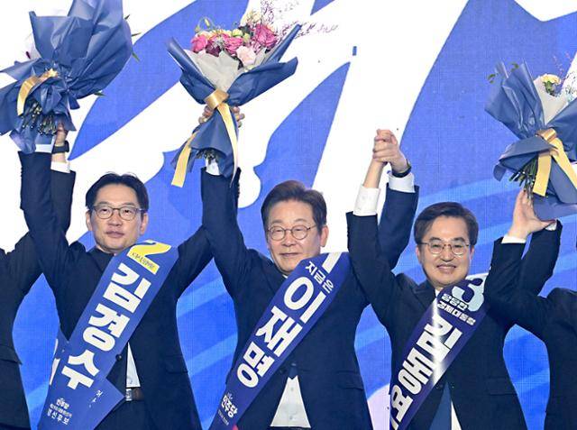 이재명 대통령이 4월 27일 경기 고양시 킨텍스에서 열린 더불어민주당 제21대 대통령선거 후보자 선출을 위한 수도권·강원·제주 합동연설회에서 열린 김경수(왼쪽) 전 경남지사, 김동연 경기지사와 함께 기념촬영을 하고 있다. 고영권 기자