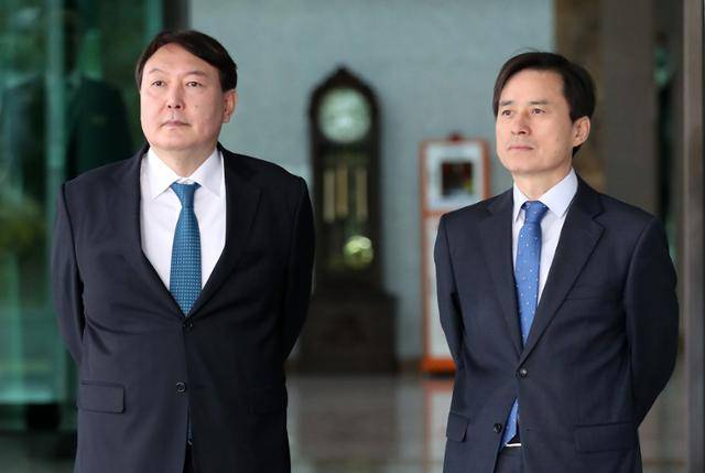 2017년 10월 23일 서울 서초구 서울고검에서 열린 국회 법제사법위원회 국정감사를 앞두고 위원들을 기다리는 윤석열(왼쪽) 전 대통령(당시 서울중앙지검장)과 조은석 특별검사(당시 서울고검장)의 모습. 뉴스1