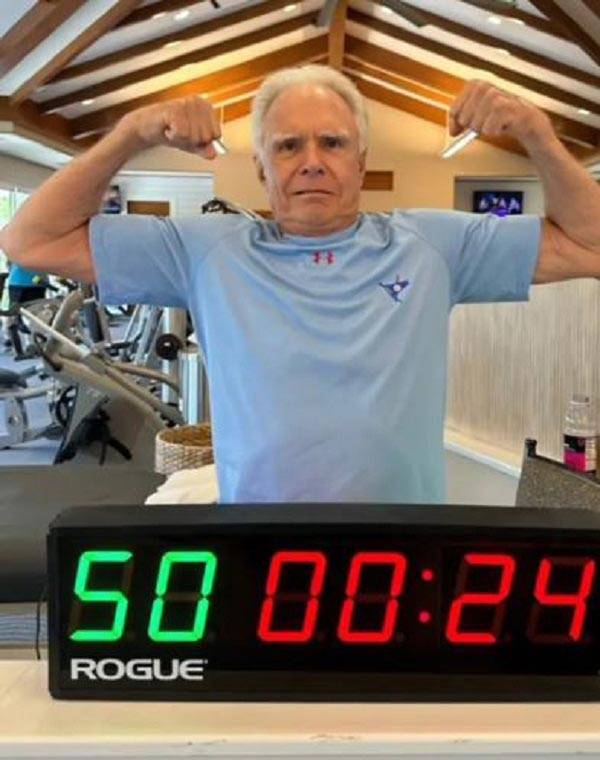 미국의 한 80대 남성이 50분 동안 플랭크 자세를 유지하는 모습이 공개돼 화제다./사진=뉴욕포스트